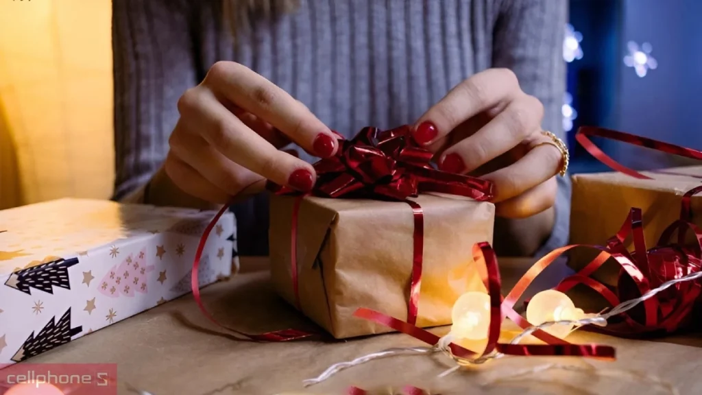 Gửi quà 20/10 đi nước ngoài là cách ý nghĩa để bày tỏ tình yêu thương và sự quan tâm đến mẹ, vợ, người yêu, chị em hay bạn bè đang ở xa. Khám phá những món quà phù hợp, quy trình vận chuyển và các lưu ý giúp hàng hóa đến nơi an toàn, đúng thời gian.